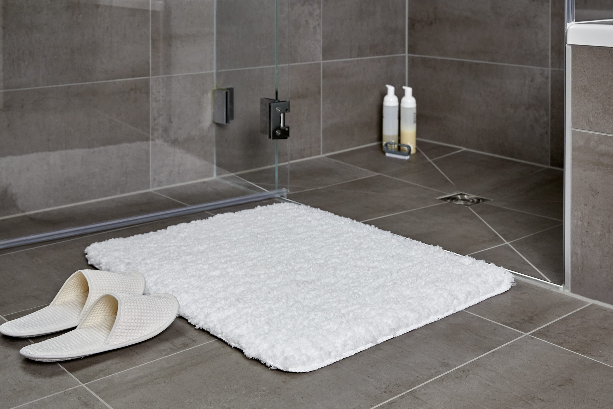Ein Badezimmer mit dem Badteppich Belize von WENKO