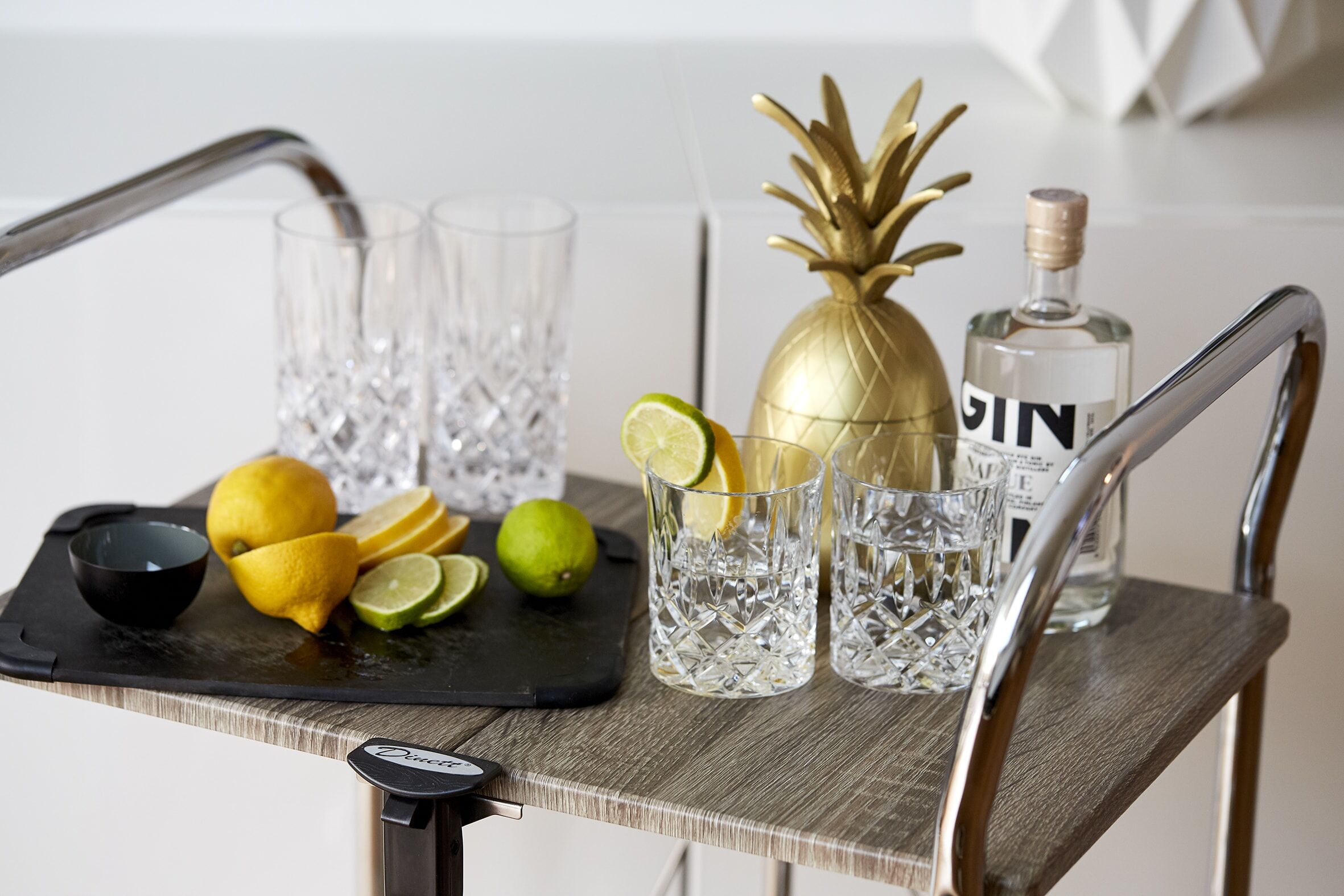 Der Servierwagen Liky von WENKO aus Holz