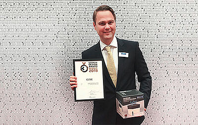 Niklas Köllner mit dem German Design Award für den Raumentfeuchter Cube