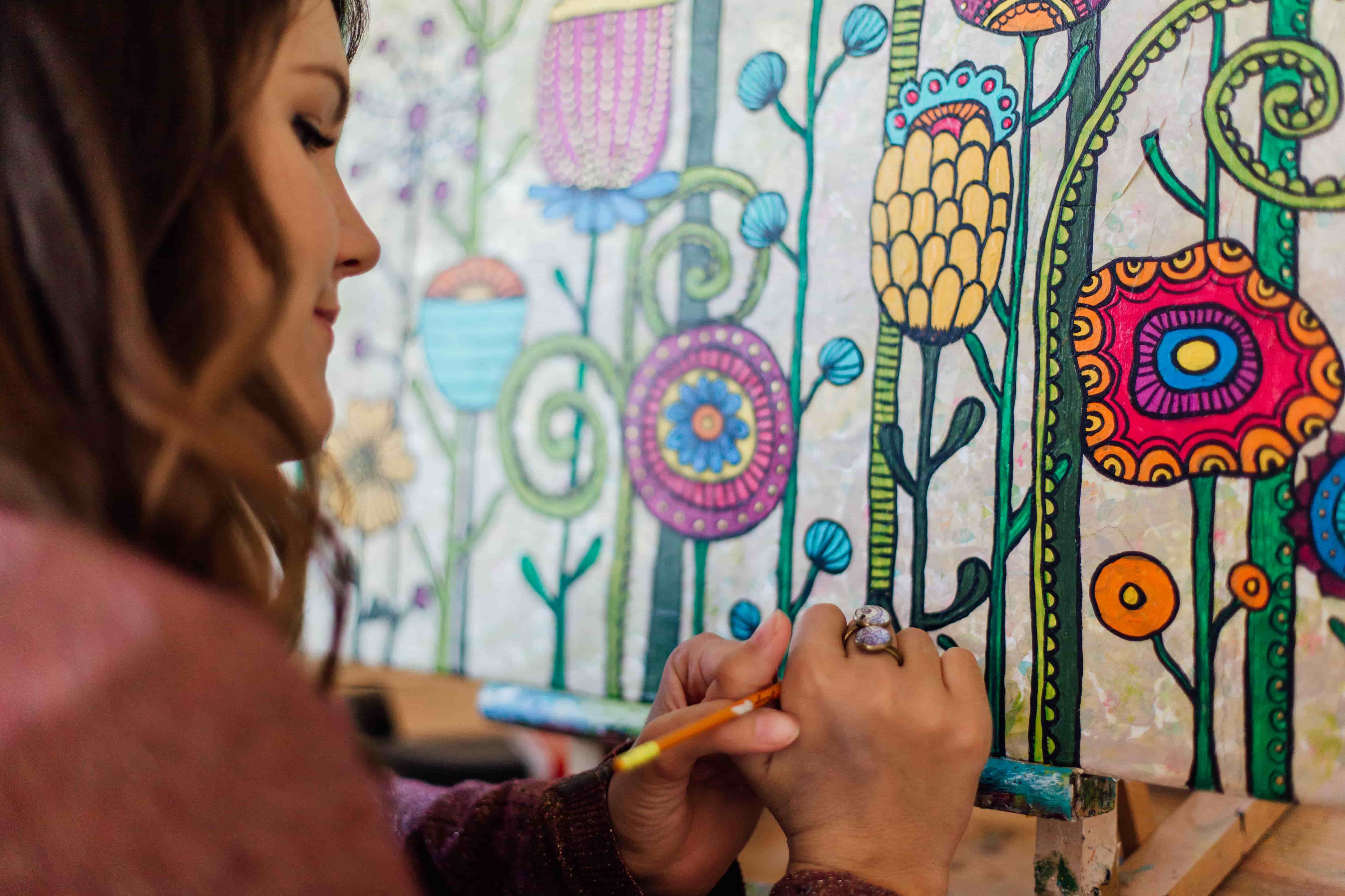 Die Künstlerin Tina Hötzendorfer beim Zeichnen des Blumengemäldes für die Dosen von WENKO