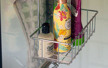 Der praktische Duschcaddy bietet viel Platz für alle Dusch-Utensilien.