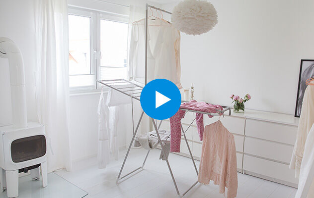 Ein Wäscheständer mit Wäsche in einem Wohnzimmer