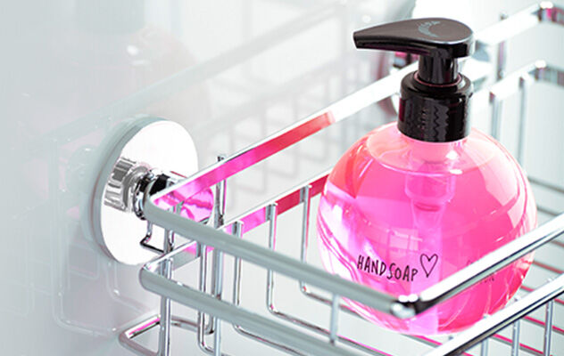 Metall-Korb, der ohne zu bohren auf den Fliesen befestigt wird und Duschutensilien beinhaltet.