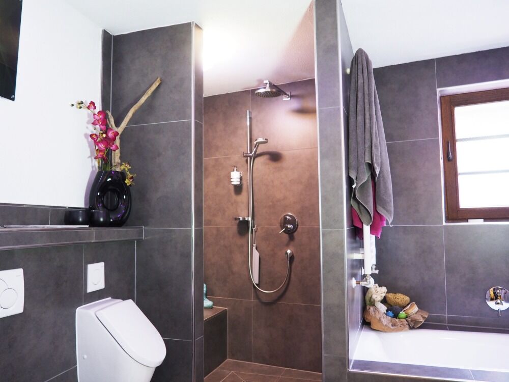 Ein Badezimmer mit Badaccessoires von WENKO