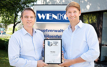 Niklas und Philip Köllner mit dem German Brand Award vor dem WENKO Gebäude in Hilden