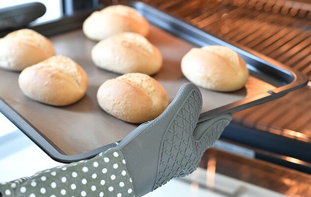 Der graue Topfhandschuh mit weißen Punkten im praktischen 2er Set von WENKO bietet höchsten Schutz vor Verbrennungen und gewährt gefahrlosen Umgang mit heißen Töpfen, Pfannen und Auflaufformen.
