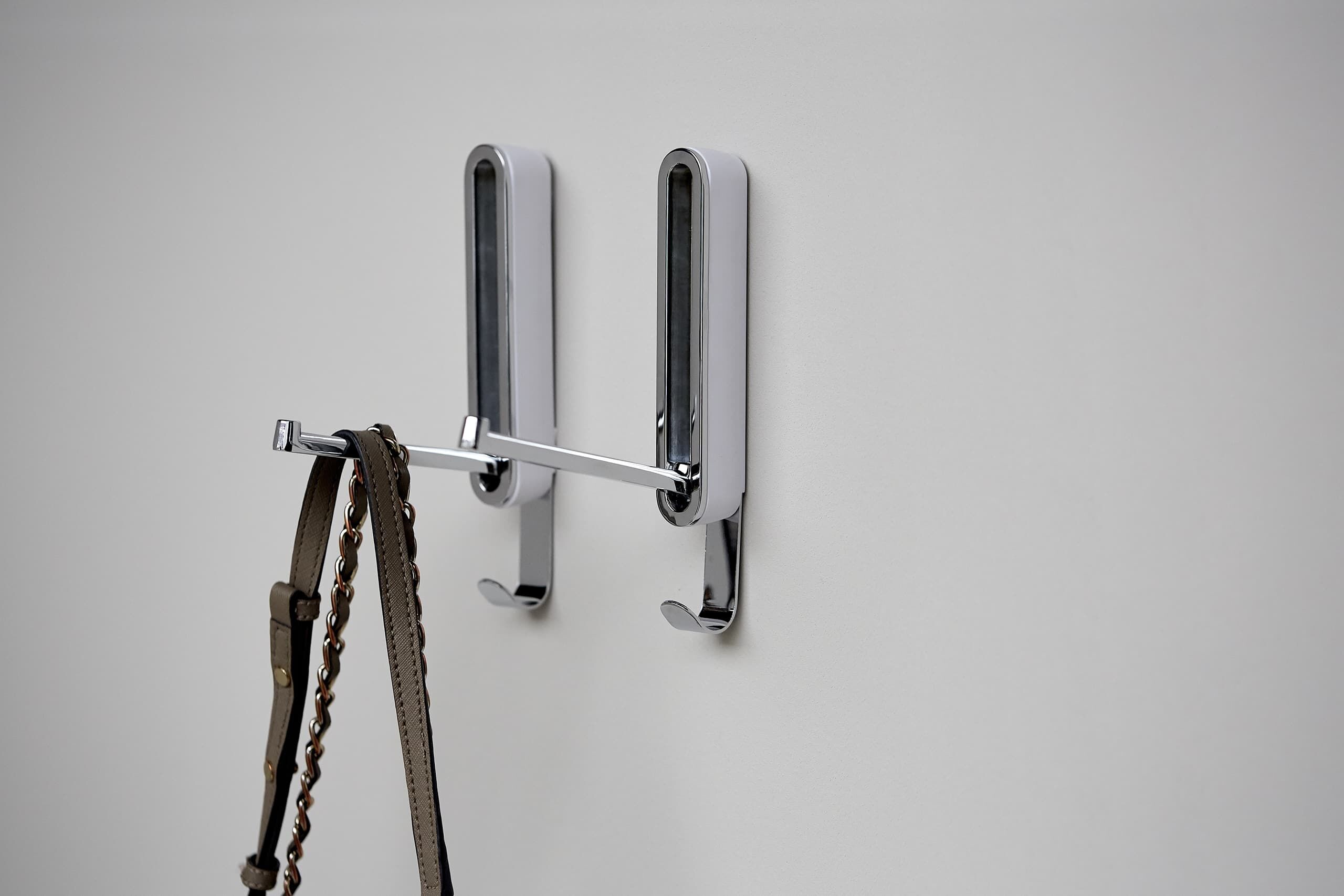 Platz sparen und Kleidung aufhängen mit den praktischen Haken von WENKO.