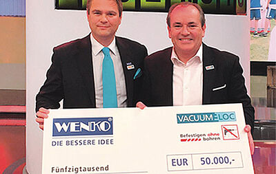 Niklas Köllner mit RTL Spendenmoderator Wolfram Kons und dem Spendenscheck