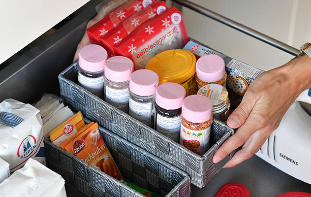 In der Küche finden Küchenutensilien einen attraktiven Platz und werden organisiert aufbewahrt.