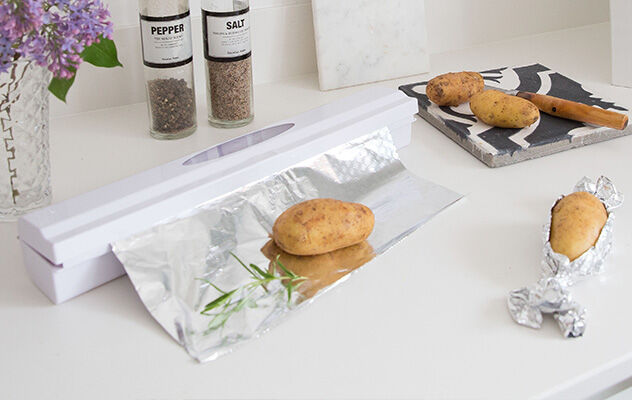 Ein Folienschneider mit Kartoffeln in der Küche