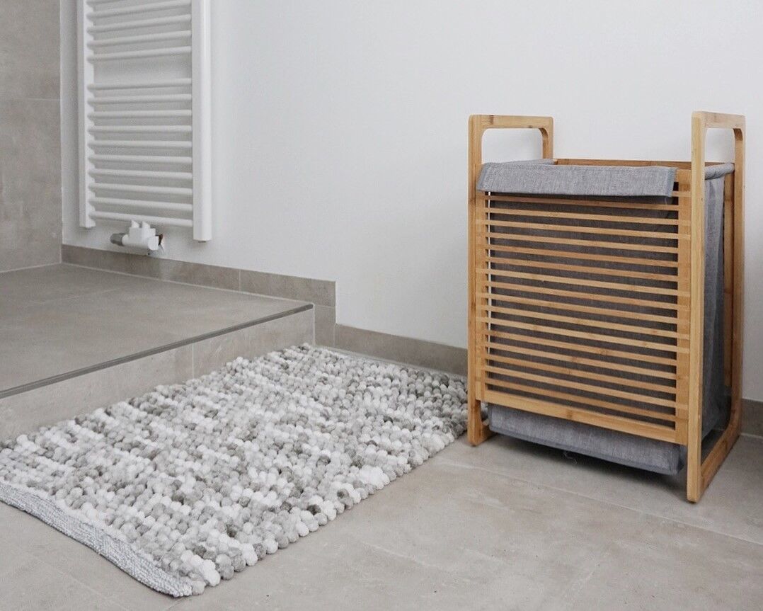 Die Wäschetruhe Bahari überzeugt mit einem stabilen Gestell aus umweltfreundlichem, schnell nachwachsendem Bambus.