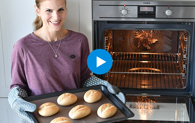Eine junge Mutter mit frischem Essen aus dem backofen