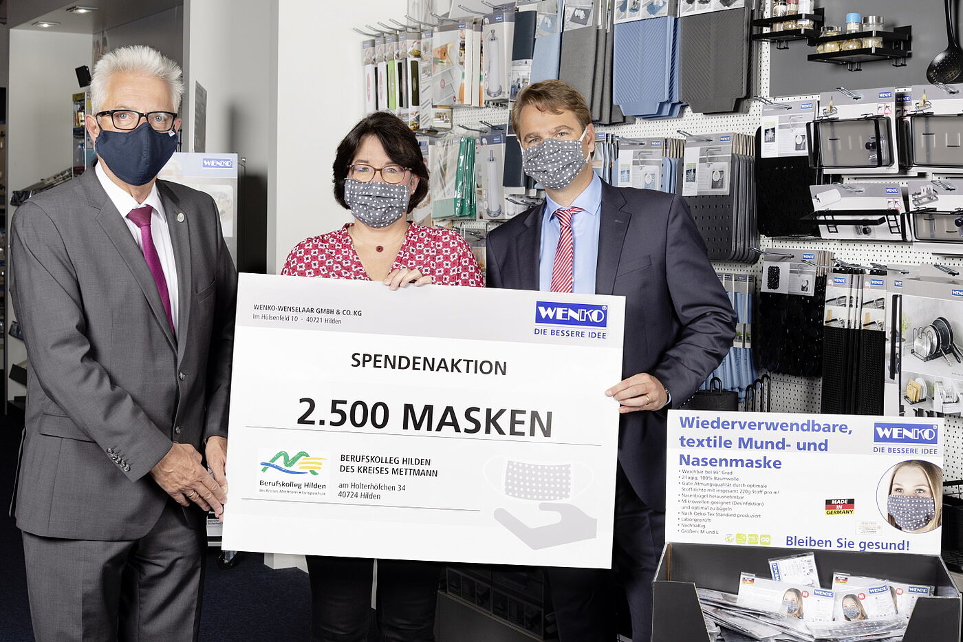 WENKO übergibt 2500 Masken als Spende an das Berufskolleg Hilden