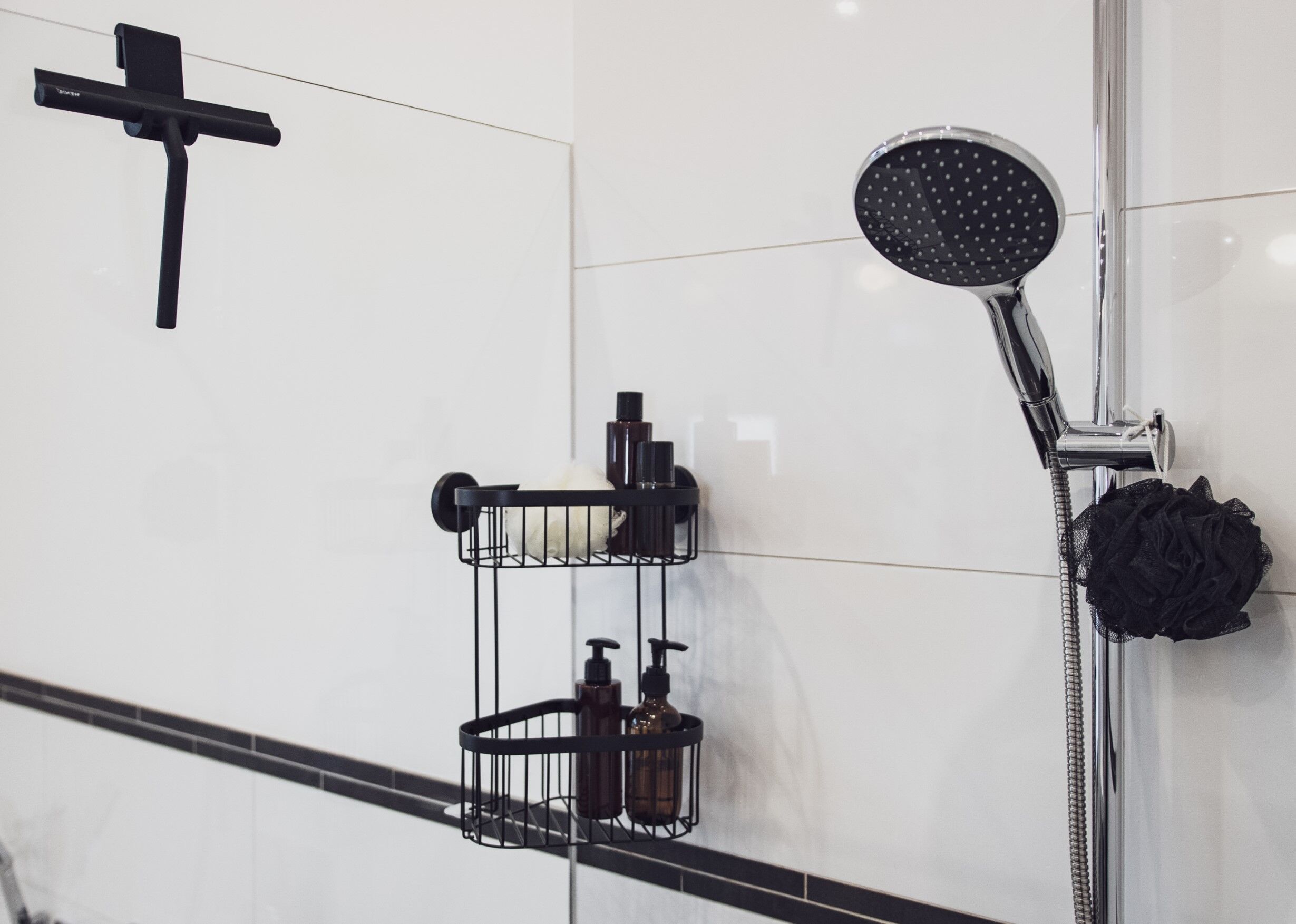 Eine weiße Dusche mit schwarzen Duschelementen von WENKO Eine weiße Dusche mit schwarzen Duschelementen von WENKO