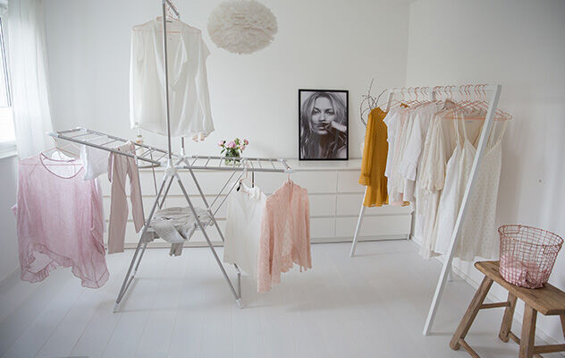 Ein weißer Wäscheständer bietet Platz für viele Kleidungsstücke. Ein weißer Wäscheständer bietet Platz für viele Kleidungsstücke.