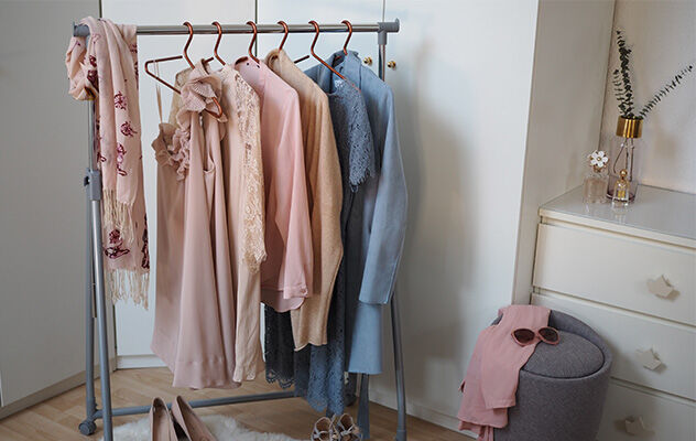 Eine Kleiderstange mit Kleidung