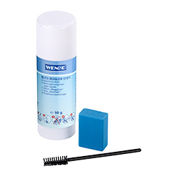 Der Pflegestift macht das Bügeleisen blitzschnell und gleitfähig und eingebrannte Schmutzrückstände werden mit dem Spezialradiergummi einfach wegradiert.