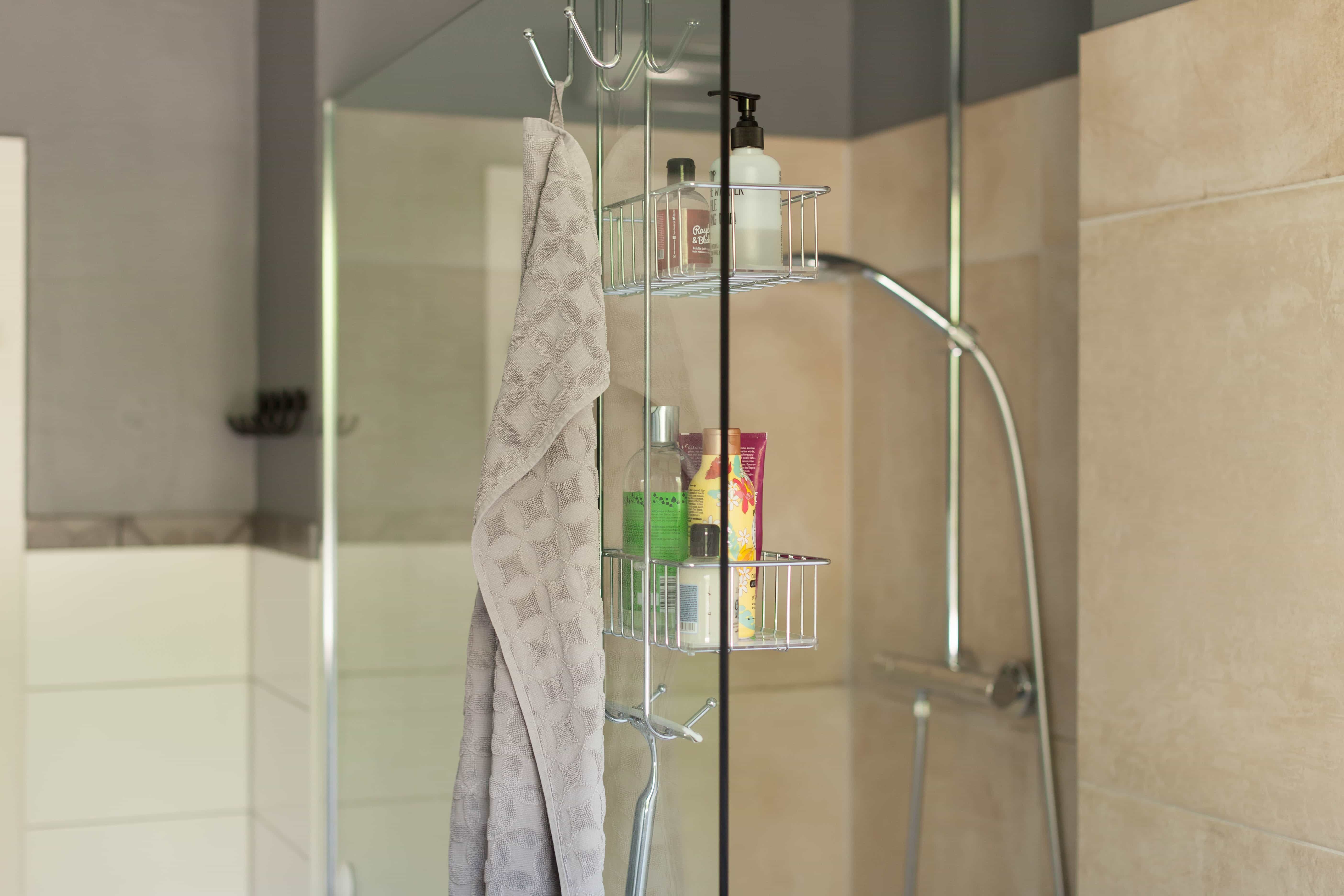 Der Duschkorb Milano aus glänzendem Chrom