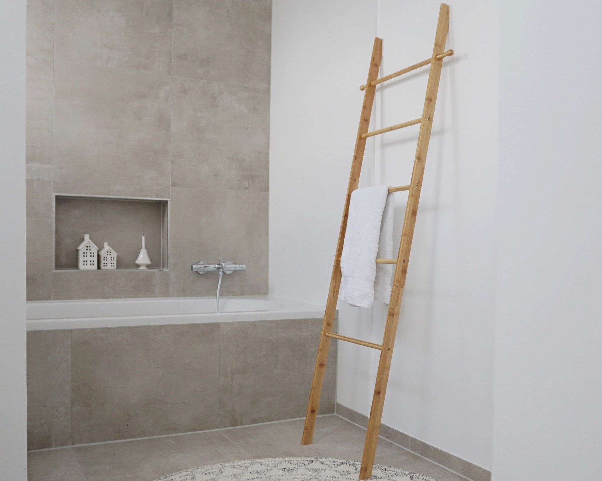 Die neue Serie Bahari präsentiert ein modernes Konzept mit klaren, einzigartigen Formen und ergänzt die Einrichtung um dekorative, warm wirkende Elemente.