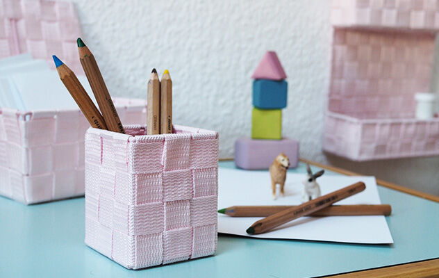 Ein kleiner Korb in rosa als Stiftehalter
