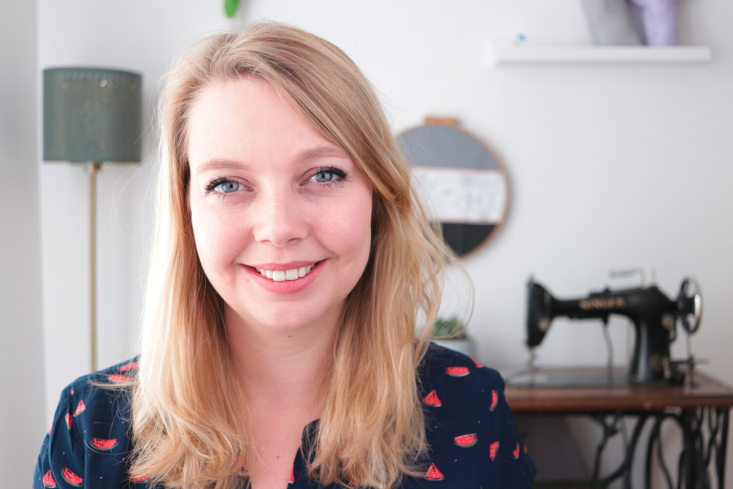 Nastja von DIY Eule mit ihrer Nähmaschine