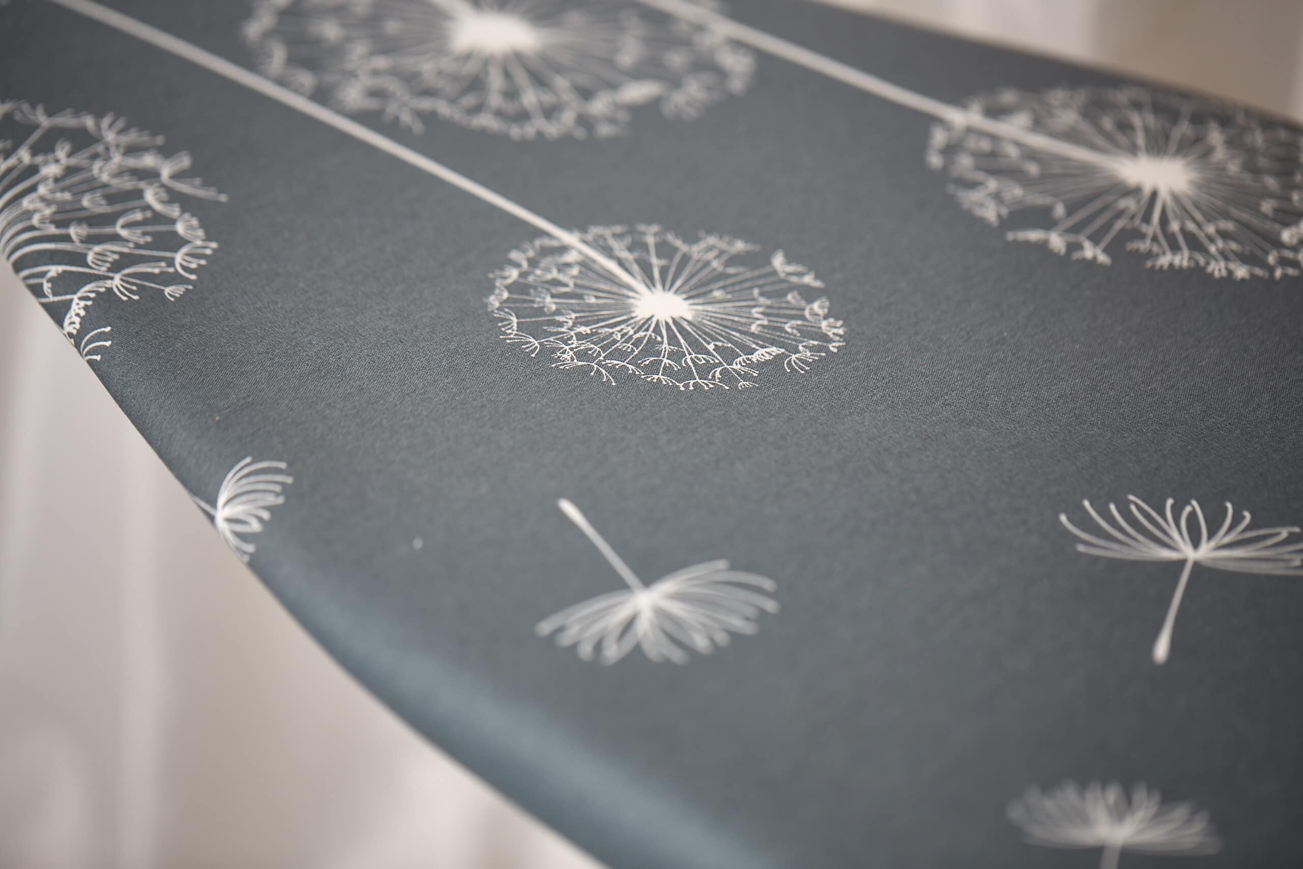 Ein Bügelbrett mit Blumen Muster