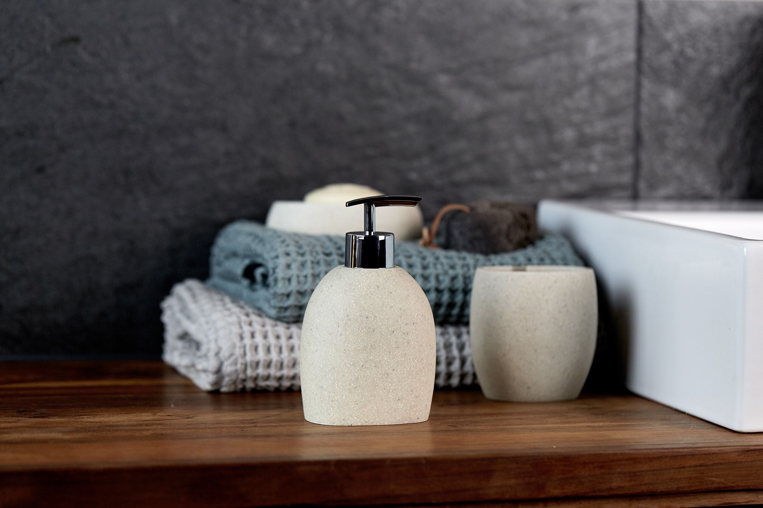 Die Badaccessoires Puro von WENKO aus Polyresin