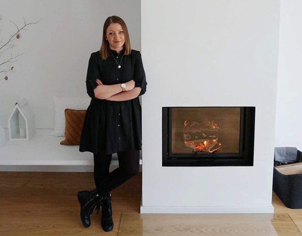 Jana von nordiccalm in ihrem Wohnzimmer