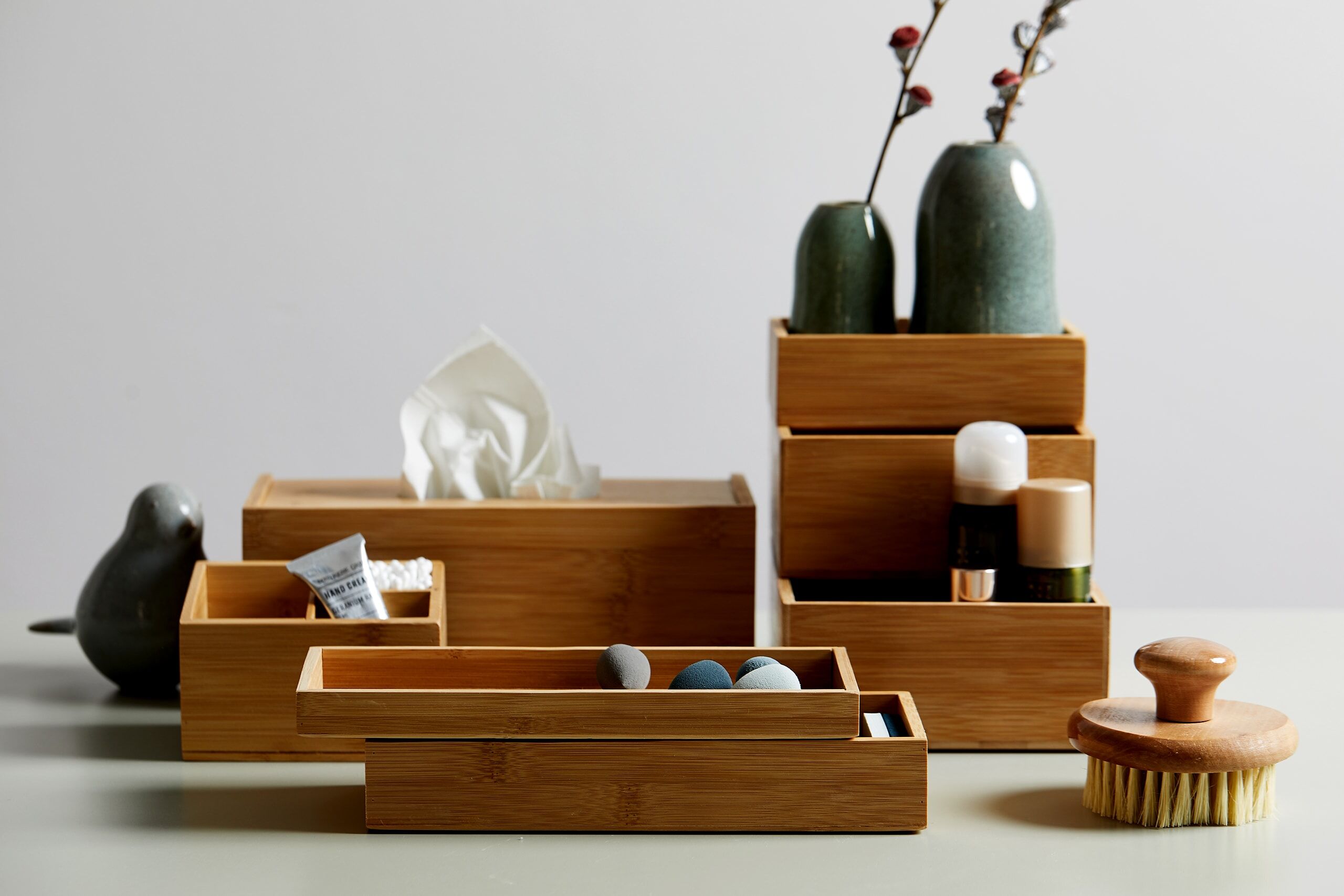 Eine Box mit Schublade aus Bambus