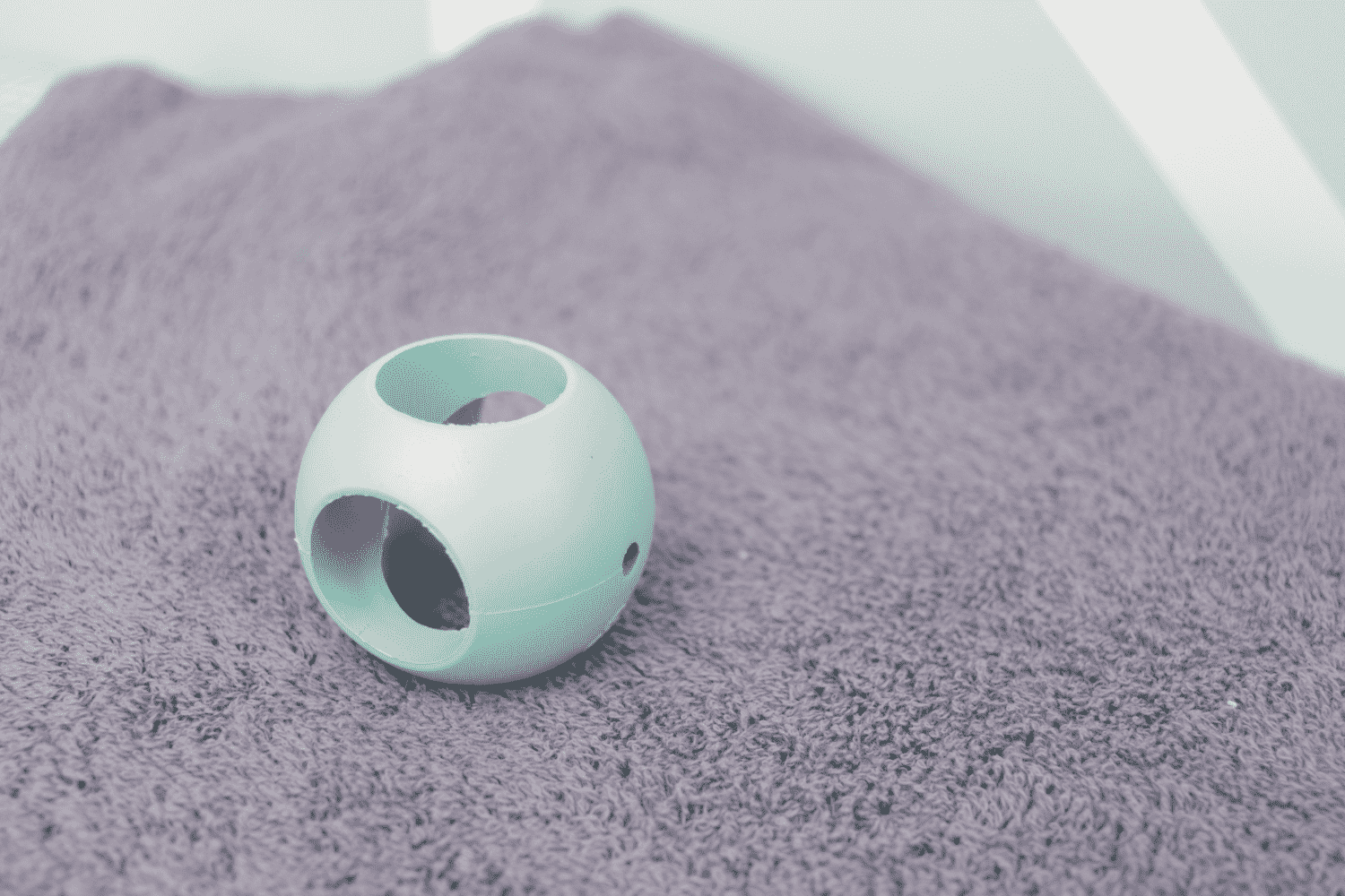 Die Zauberkugel löst den Schmutz mechanisch aus der Wäsche ohne die Textilien zu strapazieren.