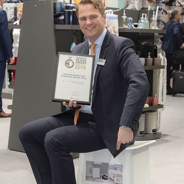 Niklas Köllner auf dem Badhocker Wing mit dem German Design Award