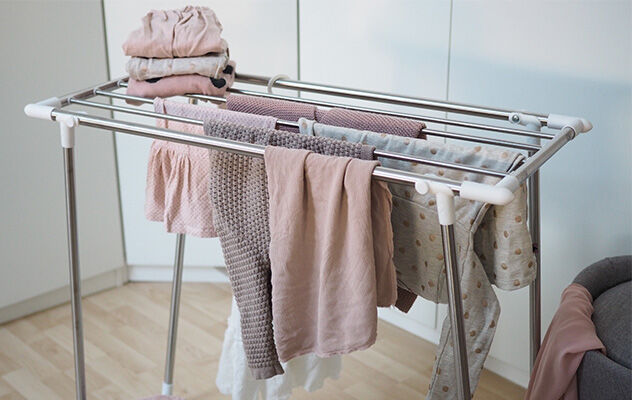 Ein Wäscheständer mit Wäsche zum Trocknen in einem Wohnzimmer