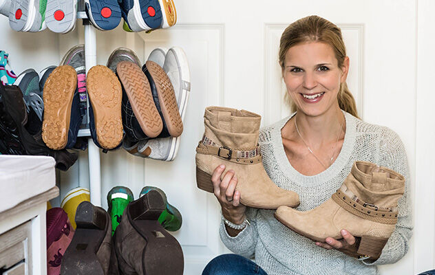 Mari von Babykindundmeer mit ihren Schuhen und einem Schuhregal