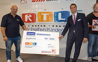 Detlef Steves und Niklas Köllner mit dem RTL Spendenscheck