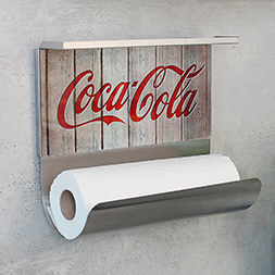 Der hochwertige Küchenrollenhalter überzeugt mit weltbekanntem Coca-Cola Schriftzug und einer integrierten Magnettafel.
