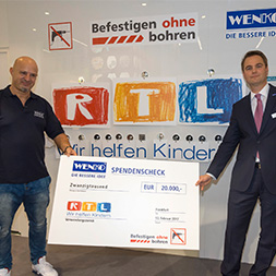 Niklas Köllner und Detlef Steves mit dem Spendenscheck