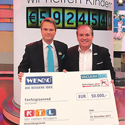 Niklas Köllner und RTL Spendenmoderator Wolfram Kons mit dem Spendenscheck