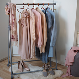 Der klappbare Kleiderständer ist ein echtes Raumwunder und ideal geeignet, um Kleidungsstücke aufzubewahren.