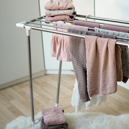 Äußerst standfester und stabiler Wäscheständer mit bunter Wäsche.